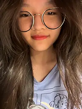 Snapshot of Krixxi22 chatting on 11/05/25, 05:02 Krixxi22 online show from 11/05/25, 05:02