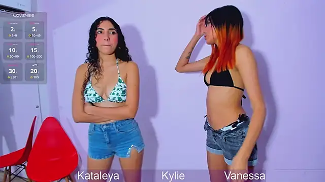 Snapshot of Wetnaughtygirls chatting on 10/17/25, 01:31 Wetnaughtygirls online show from 10/17/25, 01:31