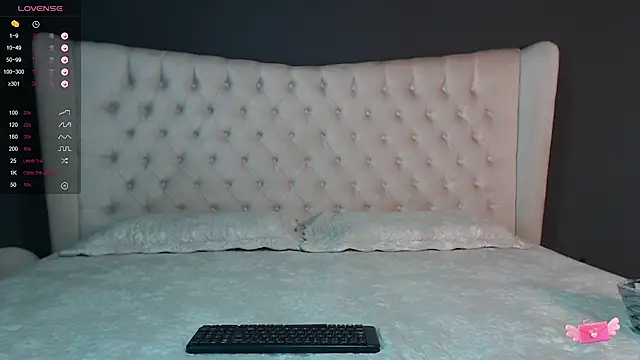 Snapshot of nichole_bree_ chatting on 01/18/25, 11:32 nichole bree online show from 01/18/25, 11:32