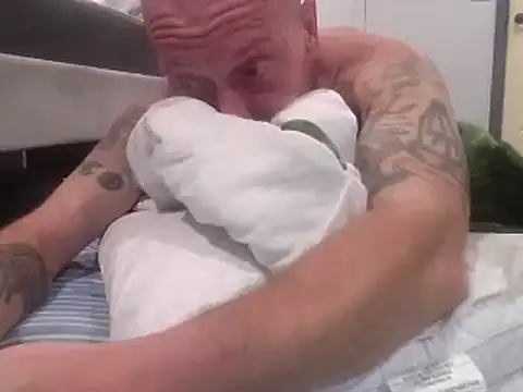 Snapshot of deepinnnnn chatting on 02/16/25, 02:20 deepinnnnn online show from 02/16/25, 02:20