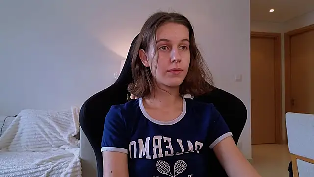 Snapshot of VanessaBayer2 chatting on 12/29/24, 01:45 VanessaBayer2 online show from 12/29/24, 01:45