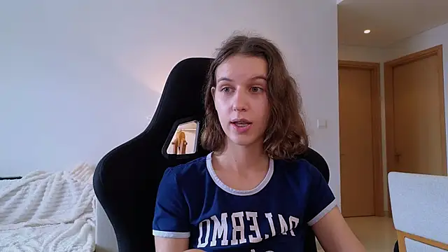 Snapshot of VanessaBayer2 chatting on 12/29/24, 04:48 VanessaBayer2 online show from 12/29/24, 04:48