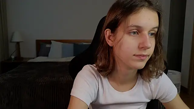 Snapshot of VanessaBayer2 chatting on 03/17/25, 11:43 VanessaBayer2 online show from 03/17/25, 11:43