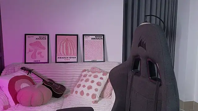 Snapshot of VanessaBayer2 chatting on 10/28/25, 02:15 VanessaBayer2 online show from 10/28/25, 02:15