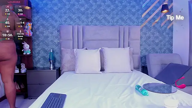 NiiaMoore online show from 11/05/25, 08:20