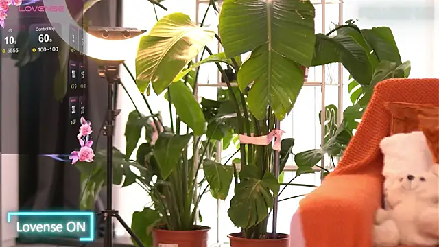 Snapshot of EmilyRaymont chatting on 10/18/25, 08:04 EmilyRaymont online show from 10/18/25, 08:04