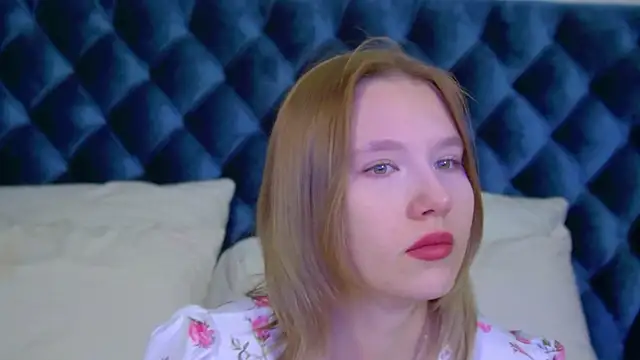 LiliLinn online show from 10/22/25, 04:13