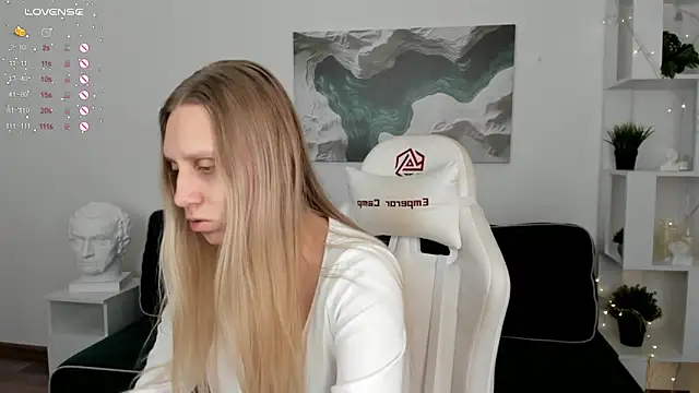 Snapshot of miissblonde chatting on 03/03/25, 02:47 miissblonde online show from 03/03/25, 02:47