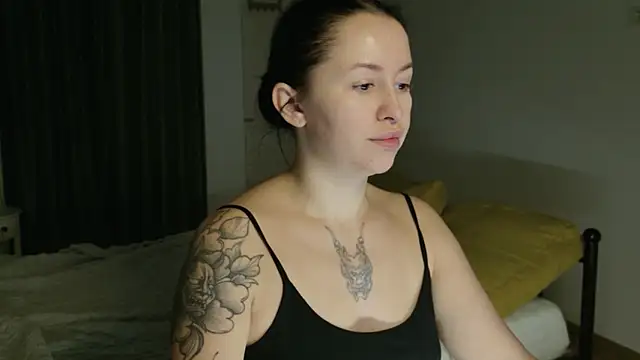 Snapshot of VioletCatt chatting on 10/21/25, 05:41 VioletCatt online show from 10/21/25, 05:41