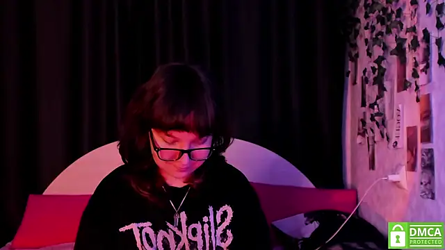 Snapshot of dreamgirllovee chatting on 11/17/25, 05:02 dreamgirllovee online show from 11/17/25, 05:02