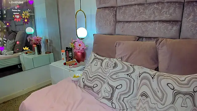 amina west online show from 10/19/25, 12:44