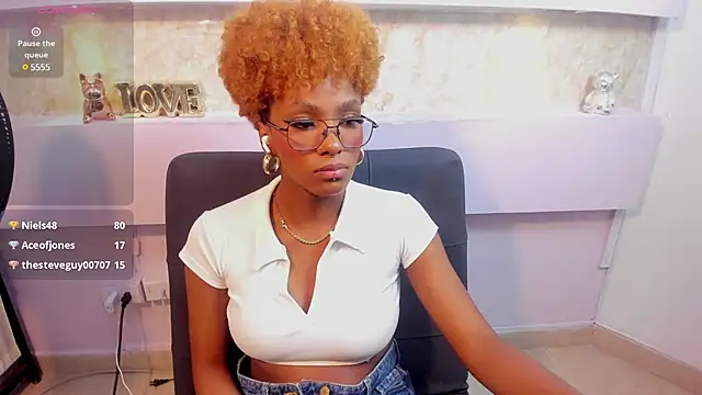 Snapshot of LiannaDixon chatting on 12/24/24, 04:51 LiannaDixon online show from 12/24/24, 04:51