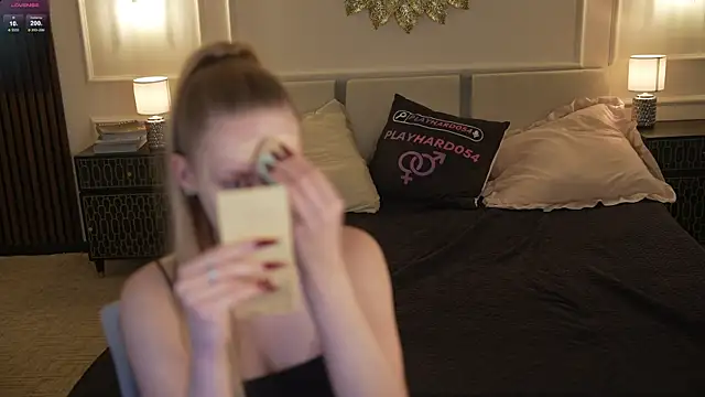 Linda054 online show from 10/26/25, 12:11