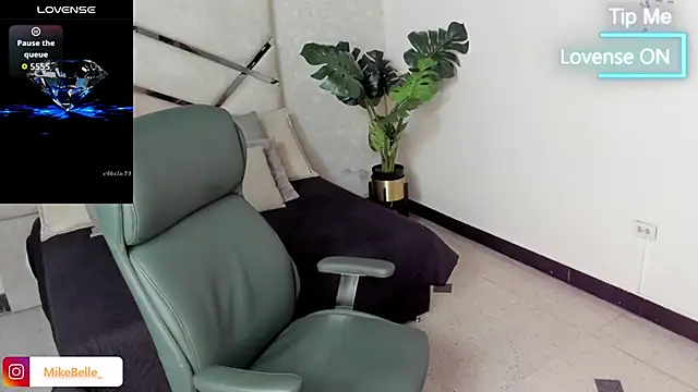 Snapshot of mike_belle chatting on 10/21/25, 08:20 mike belle online show from 10/21/25, 08:20