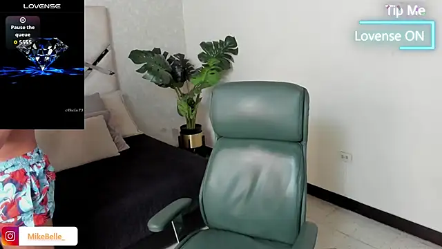 Snapshot of mike_belle chatting on 10/23/25, 08:51 mike belle online show from 10/23/25, 08:51