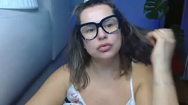 Snapshot of teaseDiana chatting on 10/10/25, 06:01 teaseDiana online show from 10/10/25, 06:01