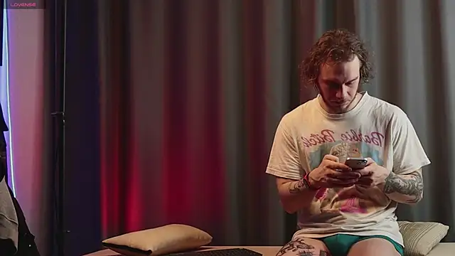 Snapshot of pleasure8869 chatting on 01/27/25, 05:14 pleasure8869 online show from 01/27/25, 05:14