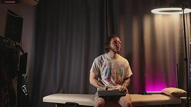 Snapshot of pleasure8869 chatting on 02/17/25, 04:31 pleasure8869 online show from 02/17/25, 04:31