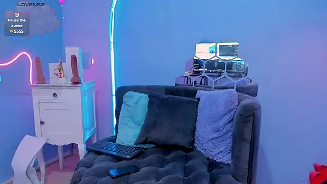 Megan Do Santos online show from 02/05/25, 08:35