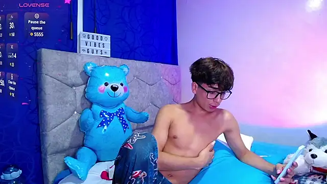 Snapshot of OwenBluee chatting on 12/02/24, 09:02 OwenBluee online show from 12/02/24, 09:02