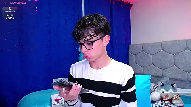 Snapshot of OwenBluee chatting on 12/13/24, 10:55 OwenBluee online show from 12/13/24, 10:55