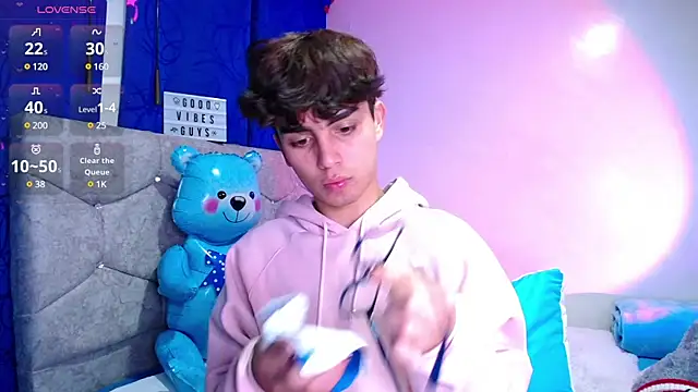 Snapshot of OwenBluee chatting on 12/24/24, 03:27 OwenBluee online show from 12/24/24, 03:27