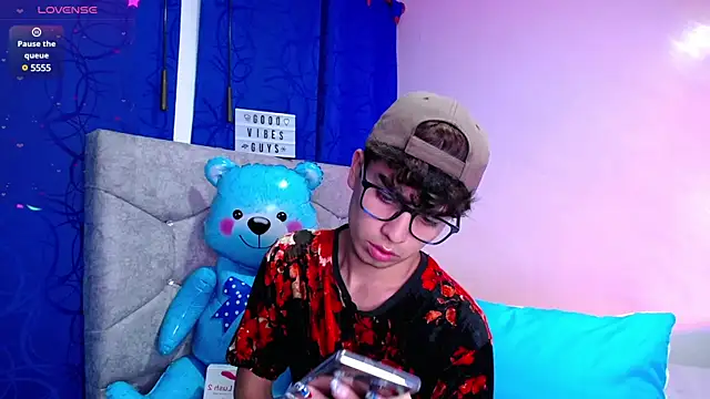 Snapshot of OwenBluee chatting on 12/29/24, 04:48 OwenBluee online show from 12/29/24, 04:48