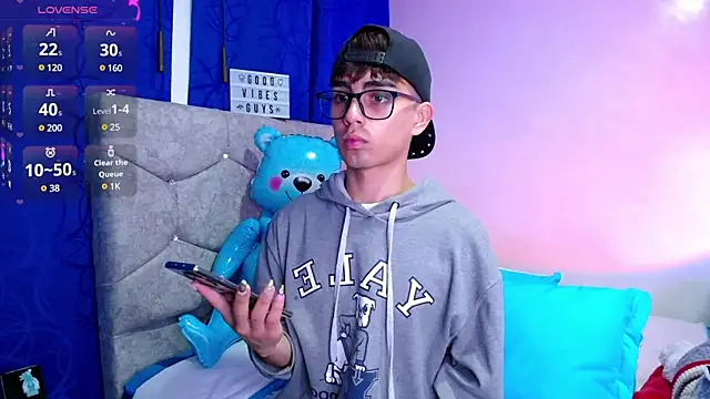 Snapshot of OwenBluee chatting on 12/31/24, 12:00 OwenBluee online show from 12/31/24, 12:00