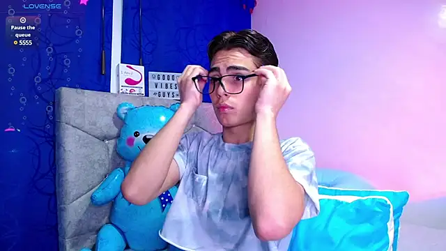 Snapshot of OwenBluee chatting on 01/25/25, 06:34 OwenBluee online show from 01/25/25, 06:34