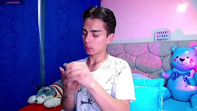 Snapshot of OwenBluee chatting on 02/07/25, 02:15 OwenBluee online show from 02/07/25, 02:15