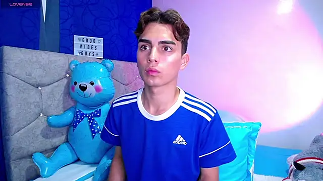 Snapshot of OwenBluee chatting on 02/26/25, 03:32 OwenBluee online show from 02/26/25, 03:32