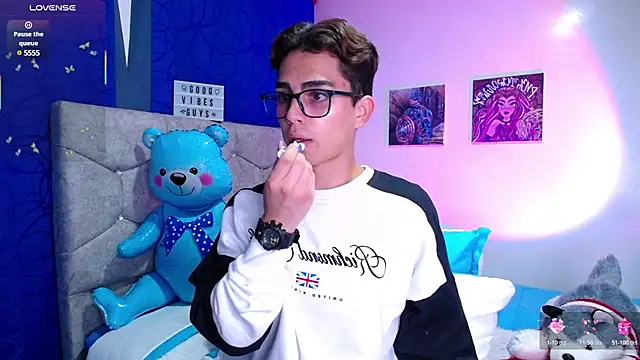 Snapshot of OwenBluee chatting on 03/14/25, 08:38 OwenBluee online show from 03/14/25, 08:38