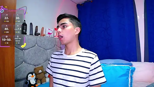 Snapshot of OwenBluee chatting on 09/15/25, 10:32 OwenBluee online show from 09/15/25, 10:32