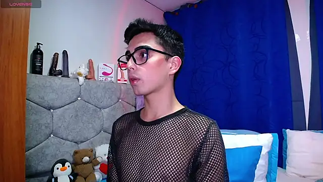 Snapshot of OwenBluee chatting on 09/30/25, 01:10 OwenBluee online show from 09/30/25, 01:10