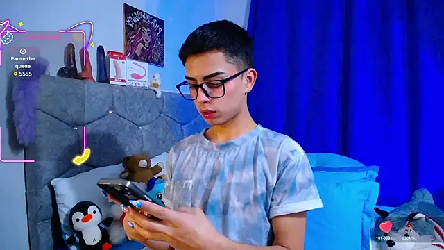 Snapshot of OwenBluee chatting on 10/24/25, 06:32 OwenBluee online show from 10/24/25, 06:32