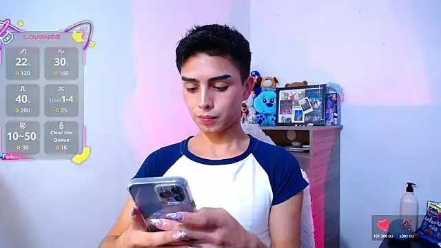 Snapshot of OwenBluee chatting on 11/17/25, 05:52 OwenBluee online show from 11/17/25, 05:52