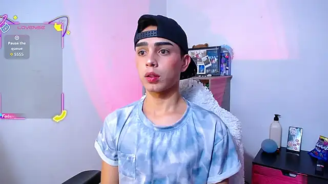 Snapshot of OwenBluee chatting on 11/18/25, 11:03 OwenBluee online show from 11/18/25, 11:03