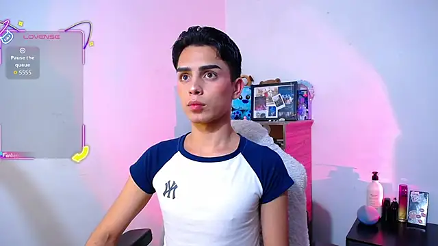 Snapshot of OwenBluee chatting on 11/22/25, 05:39 OwenBluee online show from 11/22/25, 05:39