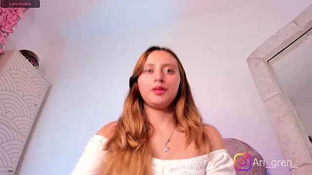 Snapshot of arianna_gren chatting on 09/15/25, 09:59 arianna gren online show from 09/15/25, 09:59
