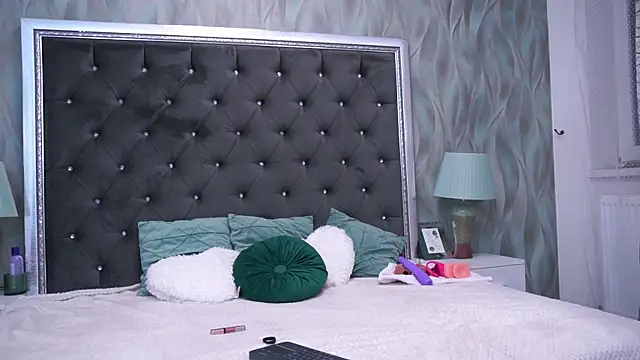 AnneHove online show from 12/06/24, 06:17