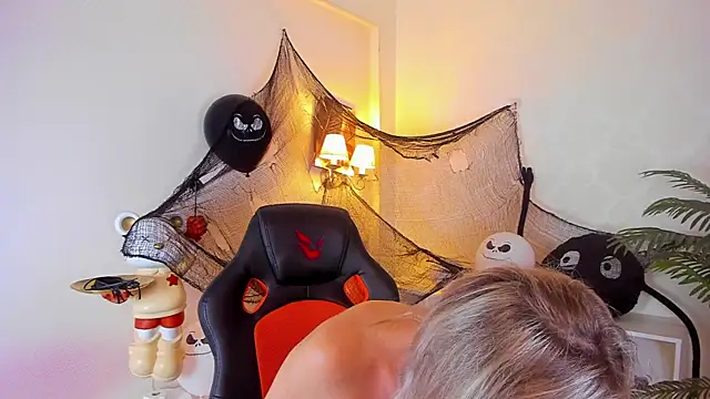 AriFleow online show from 10/28/25, 11:47