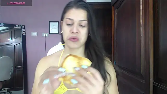 Snapshot of Luciana_Ortiz1 chatting on 12/19/24, 03:52 Luciana Ortiz1 online show from 12/19/24, 03:52