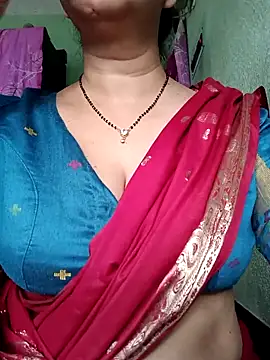 Snapshot of Rosy-B chatting on 10/13/25, 12:32 Rosy-B online show from 10/13/25, 12:32