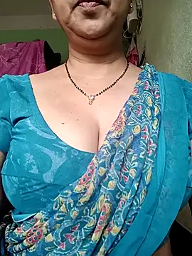 Snapshot of Rosy-B chatting on 10/16/25, 12:44 Rosy-B online show from 10/16/25, 12:44