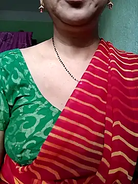 Snapshot of Rosy-B chatting on 10/30/25, 12:34 Rosy-B online show from 10/30/25, 12:34