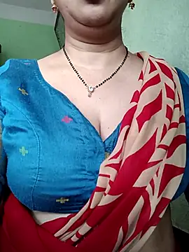 Snapshot of Rosy-B chatting on 10/31/25, 12:33 Rosy-B online show from 10/31/25, 12:33