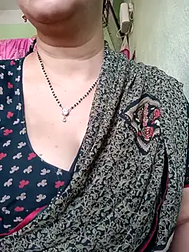 Snapshot of Rosy-B chatting on 11/08/25, 09:31 Rosy-B online show from 11/08/25, 09:31