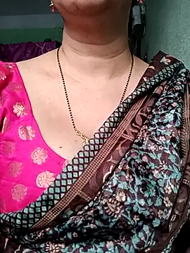 Snapshot of Rosy-B chatting on 11/13/25, 12:42 Rosy-B online show from 11/13/25, 12:42