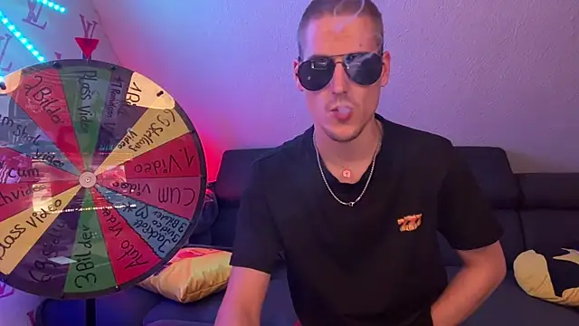 Snapshot of Cookieboy88 chatting on 10/17/25, 08:55 Cookieboy88 online show from 10/17/25, 08:55