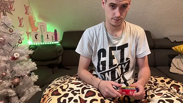 Snapshot of Cookieboy88 chatting on 11/15/25, 08:33 Cookieboy88 online show from 11/15/25, 08:33